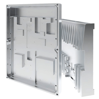 Das Bild zeigt ein präzise gefertigtes Aluminiumgehäuse mit unterschiedlichen Vertiefungen und Kühlrippen.